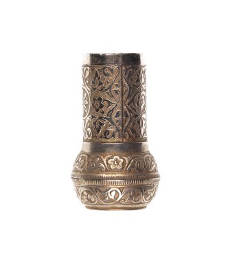 Beyaz arka planda izole edilmiş gümüşi şarap kadehi