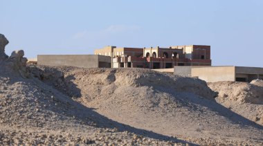 Deniz kıyısındaki otel yapım aşamasında