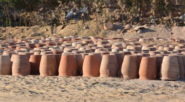 Açık havada kilden tencere yapmak ve hazırlamak.
