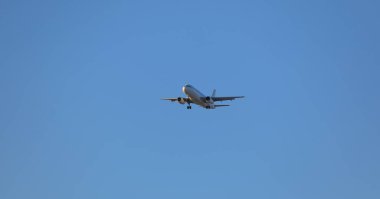 Mavi gökyüzünde yolcu uçağı