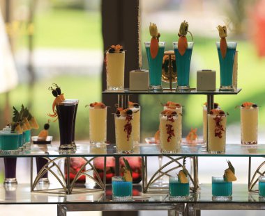 Alkollü ve alkolsüz kokteyller.