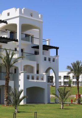 Yazlık oteldeki modern tatil yeri.