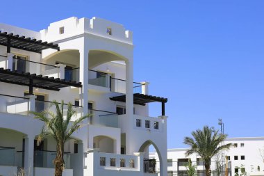 Yazlık oteldeki modern tatil yeri.