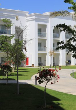 Yazlık oteldeki modern tatil yeri.