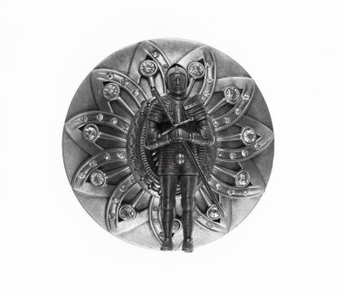 Metal şövalye figürü beyaz arka planda izole edildi