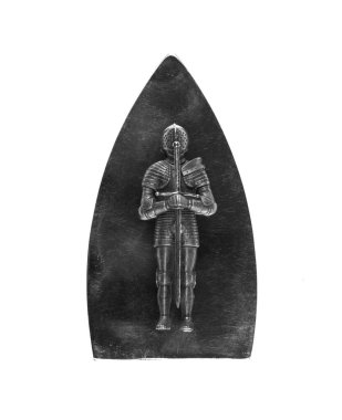 Metal şövalye figürü beyaz arka planda izole edildi