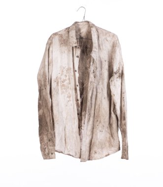 Lekeli beyaz gömlek beyaz arkaplanda izole