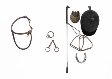 Jokey şapkası, tahta at boyunduruğu ve beyaz arka planda izole edilmiş dizgin.