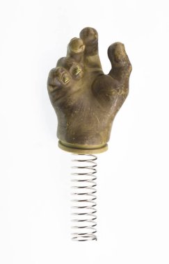 Beyaz arka planda izole edilmiş bir yay üzerinde oyuncak el