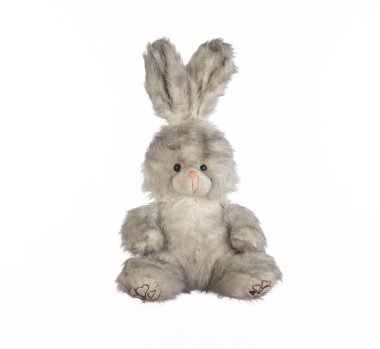 Beyaz arka planda uzun kulaklı yumuşak peluş tavşan oyuncağı