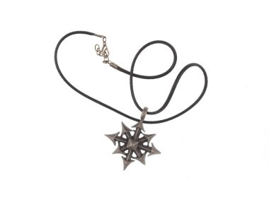 Sihirli cadı kolyesi beyaz arkaplanda izole edildi