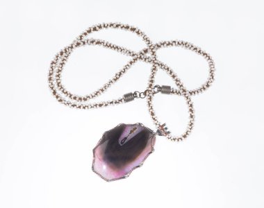 Beyaz arkaplanda agate izole edilmiş kolye