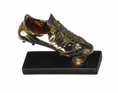 Kazakistan, Almaty, 27 Mayıs 2024: Beyaz arka planda izole edilmiş altın futbol ayakkabısı ödülü