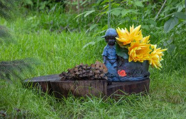 Bir kütük üzerinde mantar ve bahçe süslemeleri