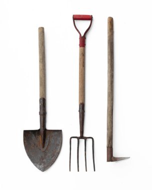 Beyaz arka planda izole edilmiş eski bahçe aletleri, kürek ve yaba.