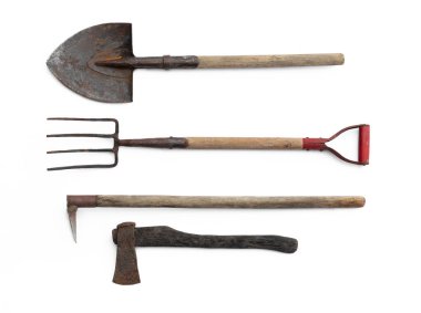 Beyaz arka planda izole edilmiş eski bahçe aletleri, kürek ve yaba.