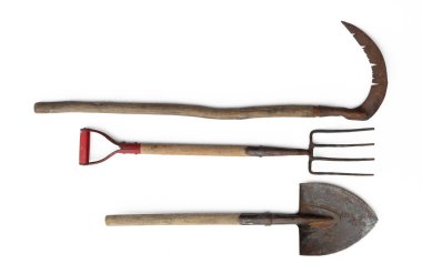 Beyaz arka planda izole edilmiş eski bahçe aletleri, kürek ve yaba.