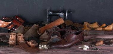 Ayakkabı tamiri için tahta ayakkabı makinesi masası.