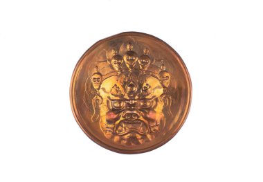 Beyaz arka planda Asya canavarı olan bronz madalyon.