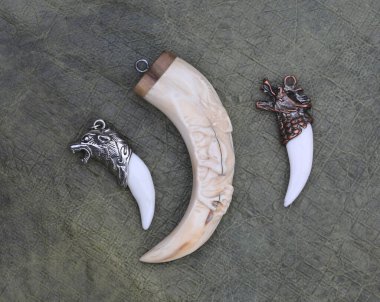 Arka planda diş izole edilmiş kolye