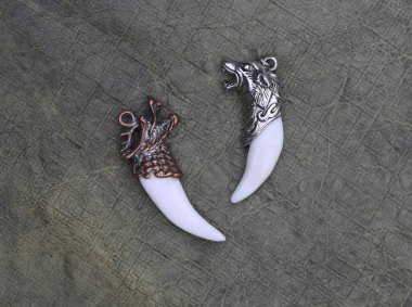 Arka planda diş izole edilmiş kolye