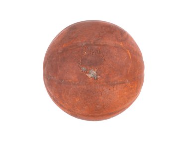 Eski yıpranmış basketbol topu beyaz arka planda izole