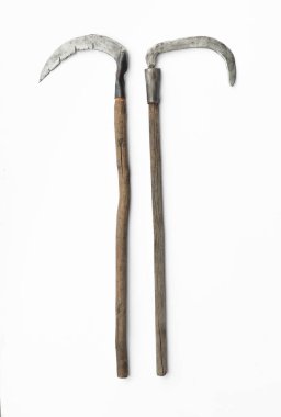 Beyaz arkaplanda izole edilmiş eski kırsal tırpan