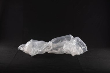 Şeffaf selofan çanta siyah arkaplanda izole