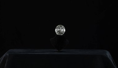 Siyah arka planda sihirli cam top