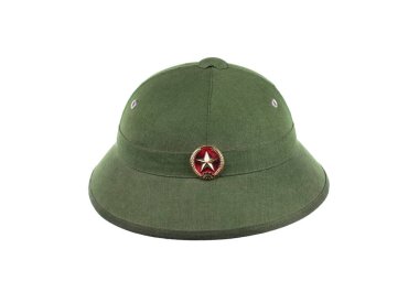 Vietnam yeşil kaskı beyaz arka planda izole edilmiş.