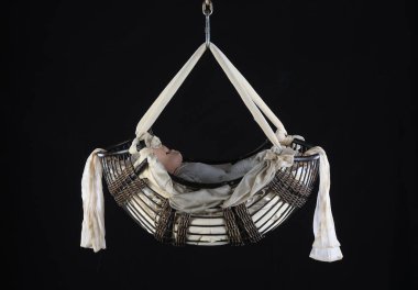 Siyah arkaplanda izole edilmiş eski vintage beşik