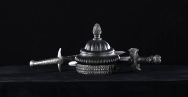  Ortaçağ miğferi ve kılıcı siyah arka planda izole edilmiş.