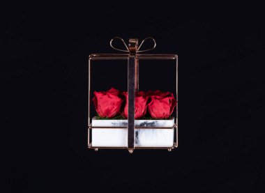 Siyah arka planda çiçek desenli şık bir çanta.