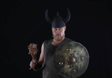 Siyah arka planda bir erkek Viking savaşçısının portresi.