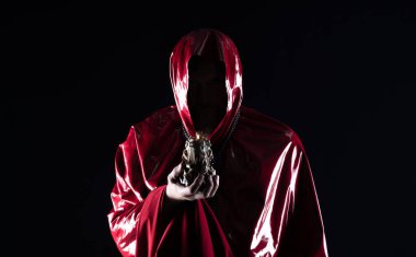 Kırmızı başlıklı savaşçı keşiş.