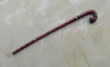 Antik sihirli ahşap asa izole