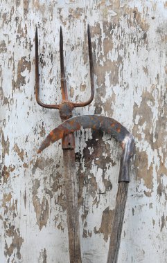 Ahşap arka planda eski paslı tarım araçları