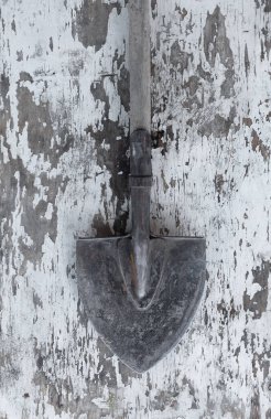 Ahşap arka planda eski kirli kürek