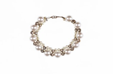  Beyaz arkaplanda izole edilmiş inci kolye