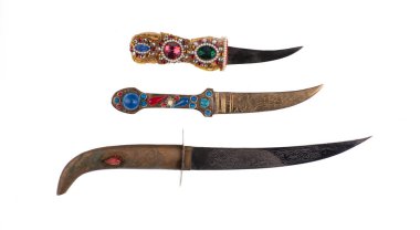  Beyaz arka planda izole edilmiş mücevher Arap hançerleri