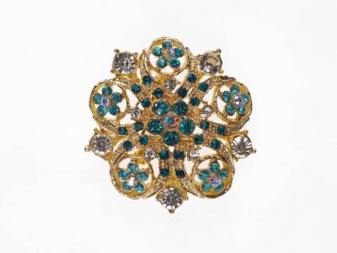  Beyaz arka planda izole edilmiş değerli taşları olan mücevher yuvarlak broş.