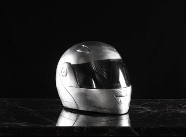 Siyah masada gümüş motorcu kaskı
