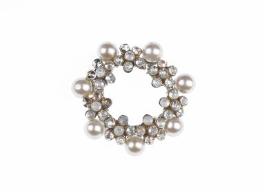  Beyaz arka planda incili mücevher broşları