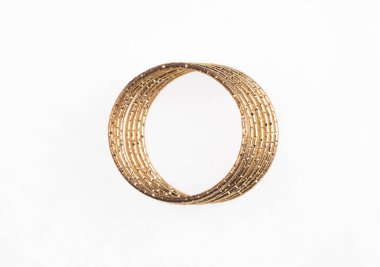 Mücevher yüzüğü yayı beyaz arkaplanda izole edilmiş