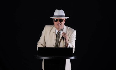 Podyumda mikrofonlu erkek politikacı