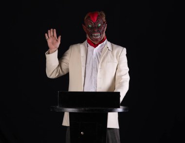 Kürsüde mikrofonu olan şeytan.