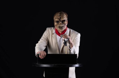Kürsüde mikrofonu olan şeytan.