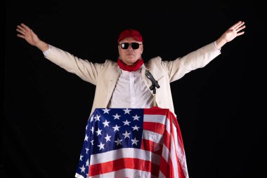 Podyumda mikrofonlu erkek Amerikalı politikacı