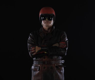 Siyah arkaplanda eski model bir motosikletçi portresi