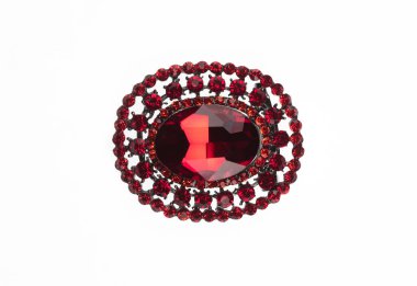 Kırmızı yakutlu mücevher broşu beyaz arkaplanda izole edilmiş